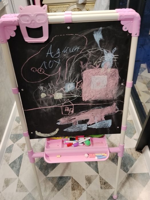 Пррдается детский мольберт, доска для рисования с мелом