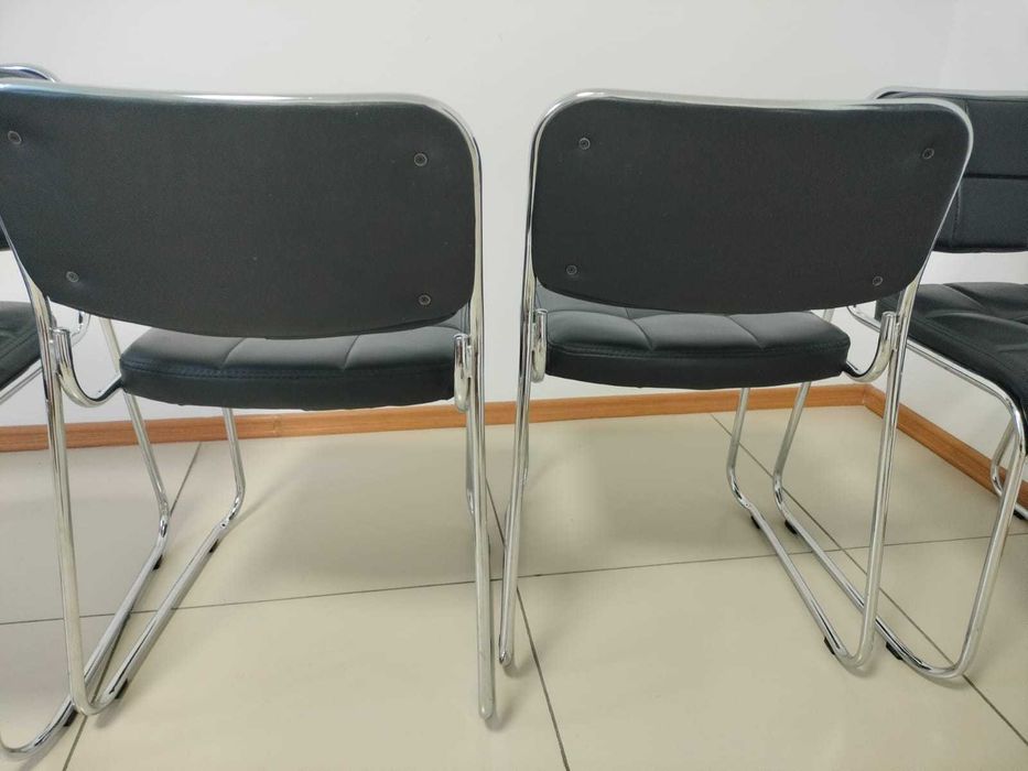 Офисное кресло и стулья