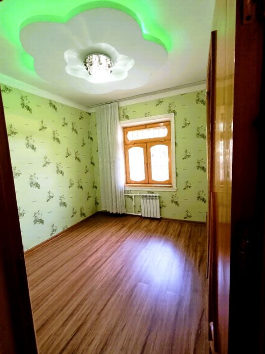 Продаётся квартира, 4-х комнатная, 2-этаж. Саттепо 42-дом