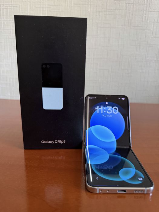 Z flip 5  8/256 GB. Mint