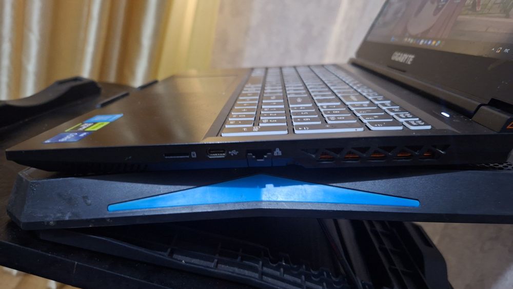 Игровой Ноутбук GIGABYTE.