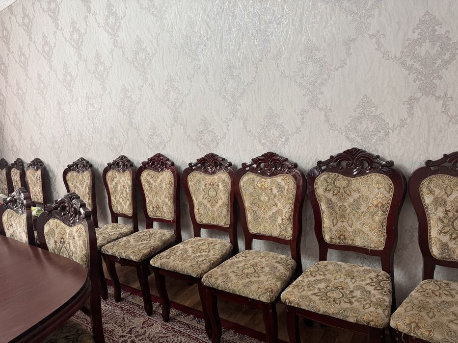 Стол и 18 стулья в идиальном состоянии