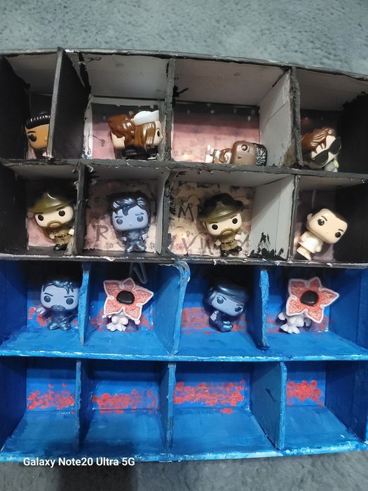 Фигурки осд(strange things) kinder joy