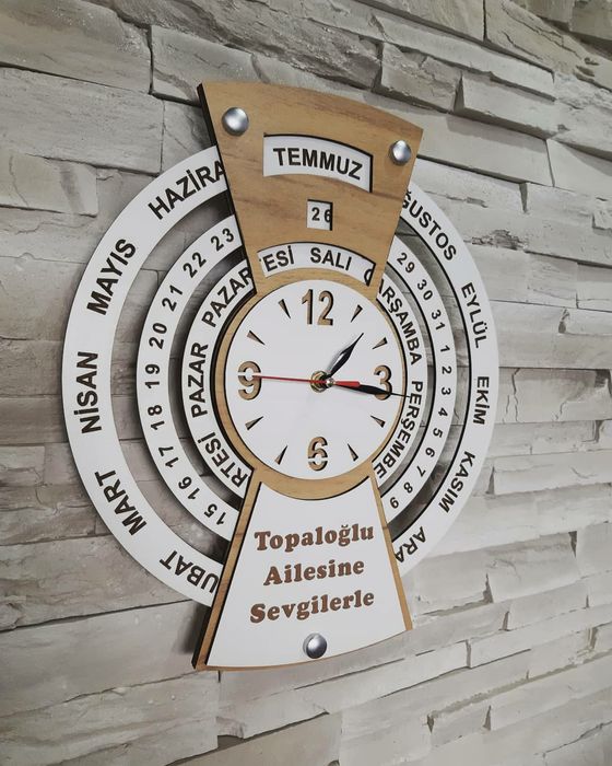 Вечен календар с часовник