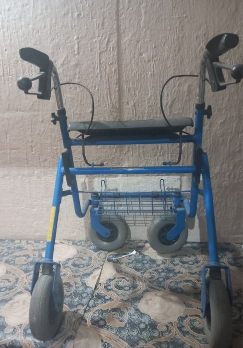 Rolator cu 4 roti, din aluminiu, albastru