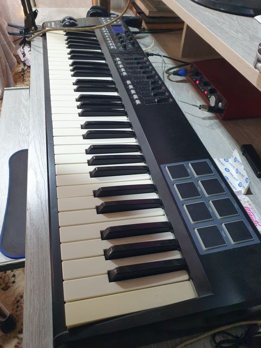 Midi klavish srochno sotiladi