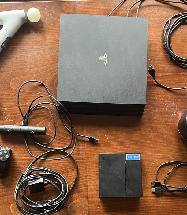 PS4, две контролера, VR oчила и PS VR aim controller