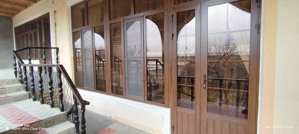 Уй отилади, икки кават, хамма шароитлари бор, газ свет, сув, канализац