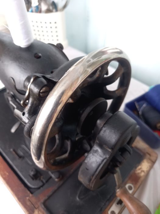 Продаю ручную швейную машинку. Отлично шьет