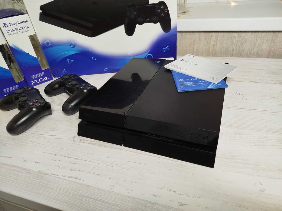 Playstation 4 ps4 + Игры и 2 джойстика