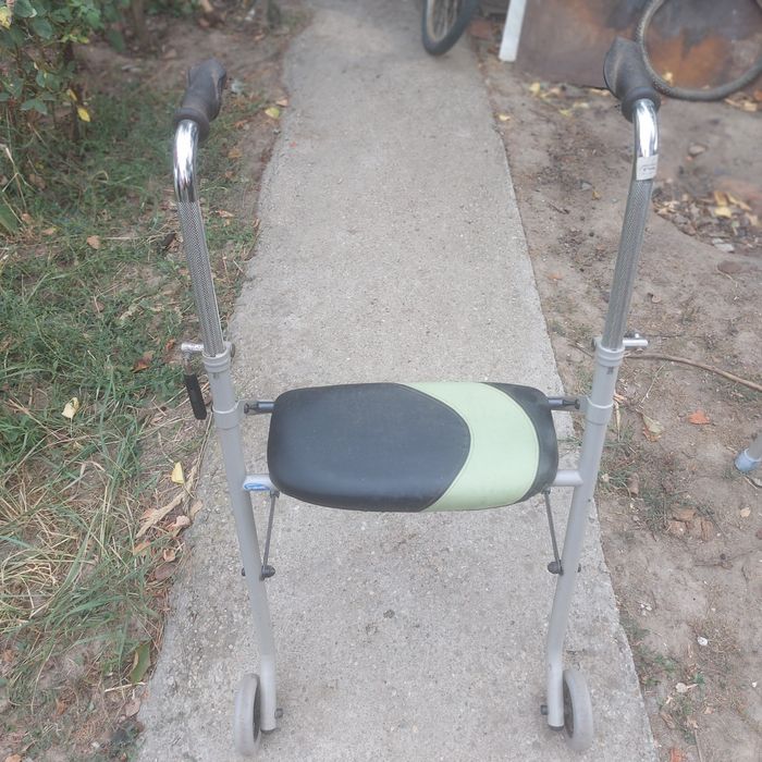 Vand carucior pt batrani