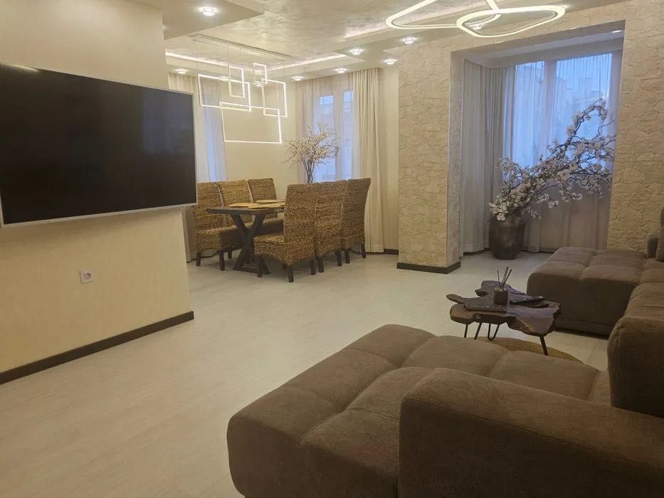 Дава се под наем Тристаен апартамент в Варна, Бриз - 100 кв.м за 119.34 € - Снимка #1