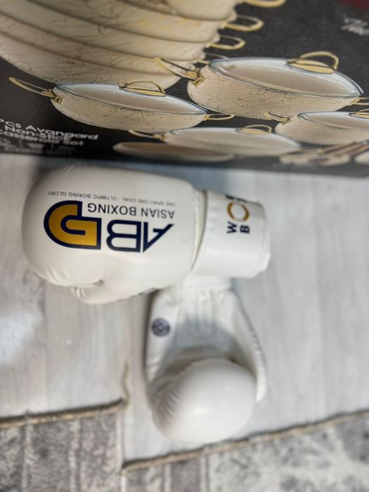 Перчатка World Boxing