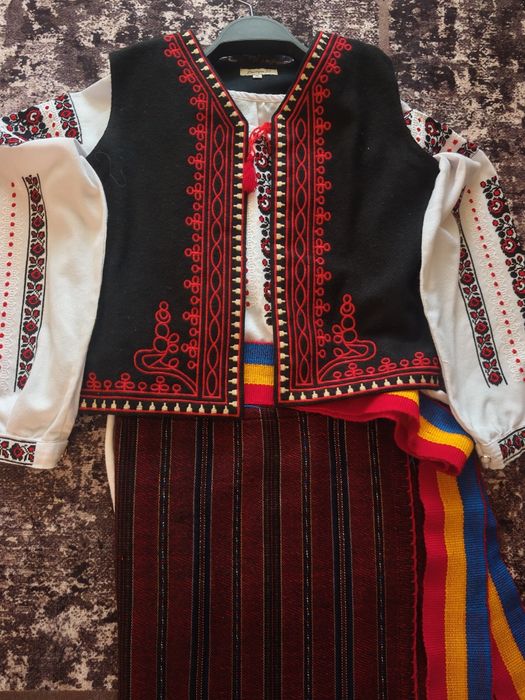 Costum popular Moldovenesc