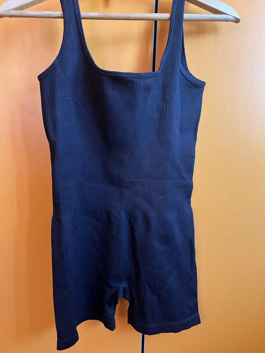 Нов Черен стегнат йога гащеризон