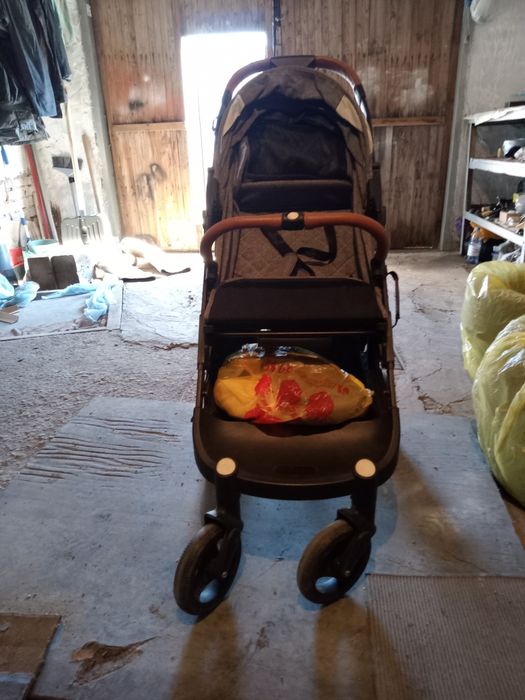 Детская прогулочная коляска