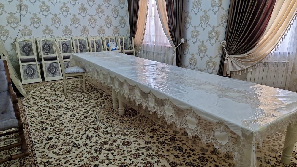 Стол со стульями для гостиной