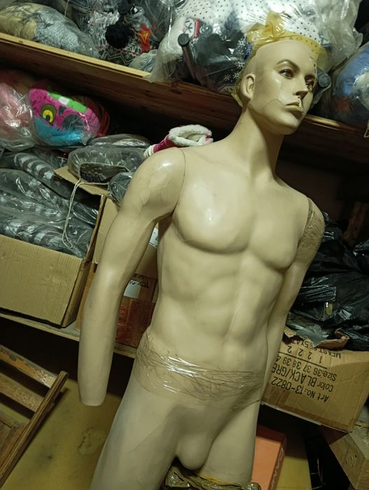 Много запазен един манекен женски.Другият се вижда.