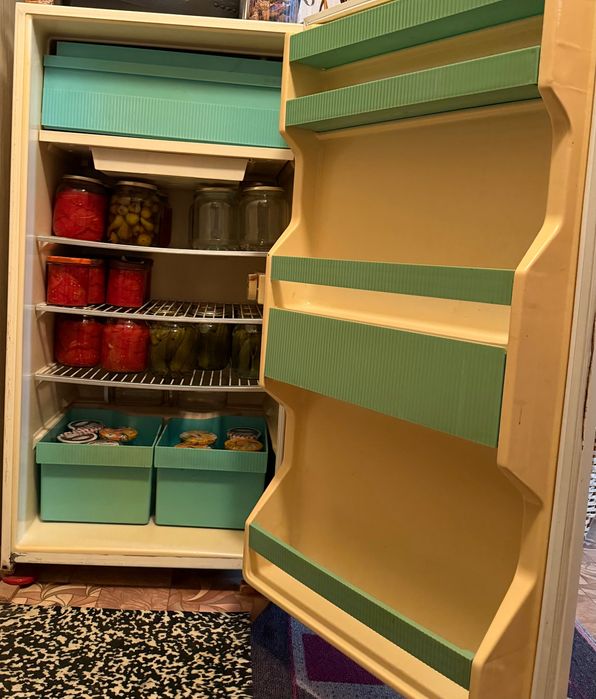 Български хладилник Мраз с горна камера