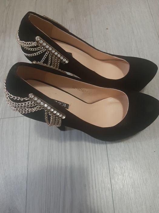 Pantofi cu toc inalt de dama negri cu lanturi