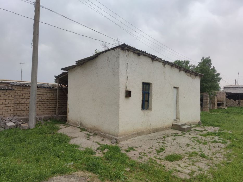 Srochna Ohangaron tumani Eyvalik MFY da joylashgan hovli uy sotiladi.