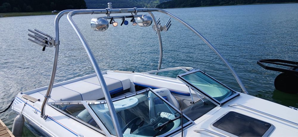Barca cabinata cu motor Sea Ray 200 Overnighter peridoc inclus