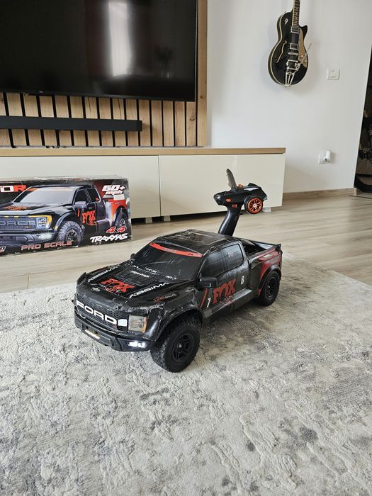 Mașina cu telecomandă. Ford reptor f 150