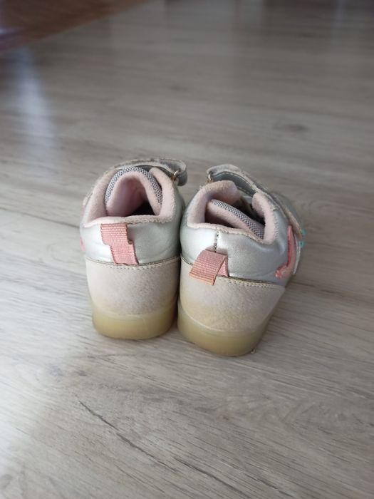 Демисезонные кроссовки для девочки (21 размер)