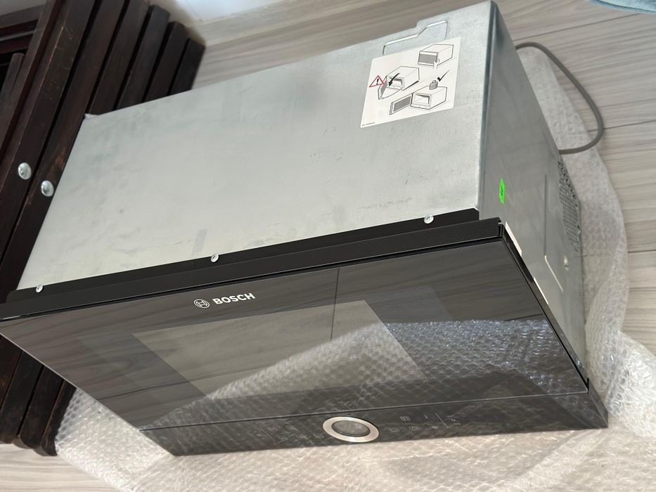 Cuptor cu microunde incorporabil Bosch  BFL634GB1 21L 900W Negru