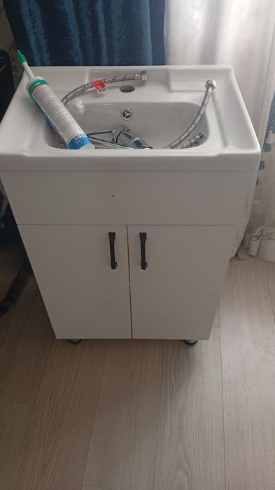 Продам унитаз и Ракавину с тумбой