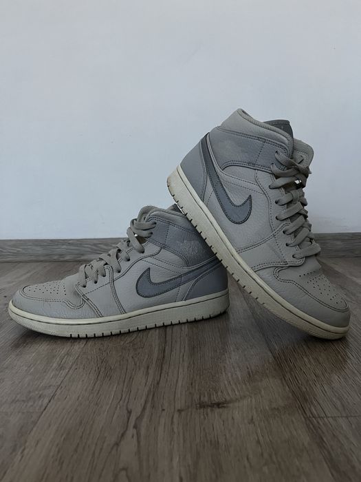 Air Jordan Retro 1 Mid Light Bone Grey