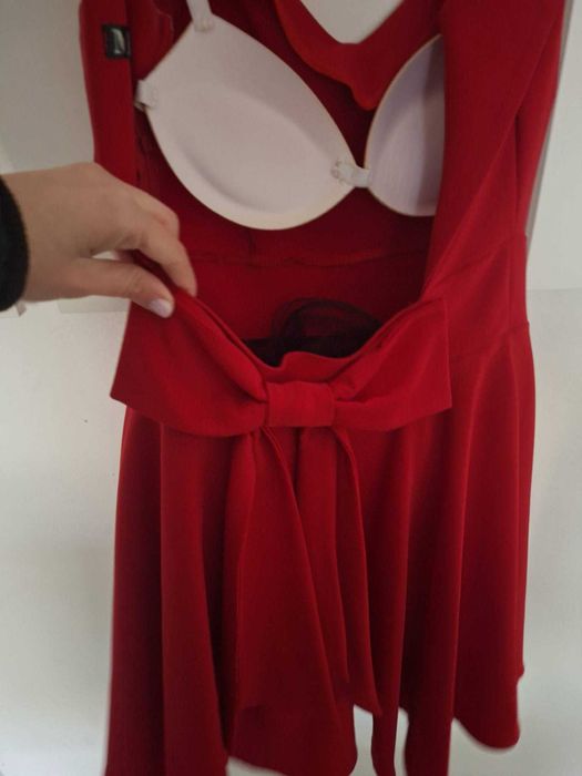 Червена разкроена рокля с панделка на гърба