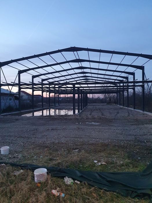 Vând structura metalica