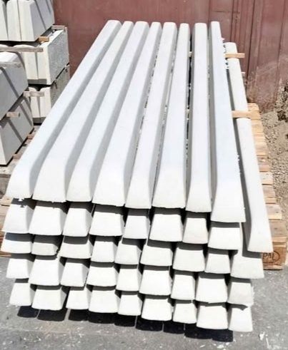 Vând stâlpi de gard din beton armat 
Dimensiuni:
80x80x2.20