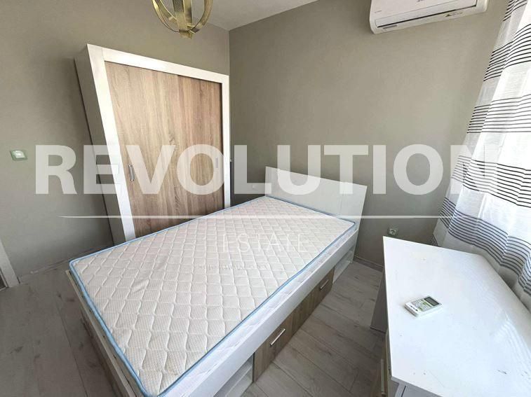 Тристаен апартамент в района на Погреби!