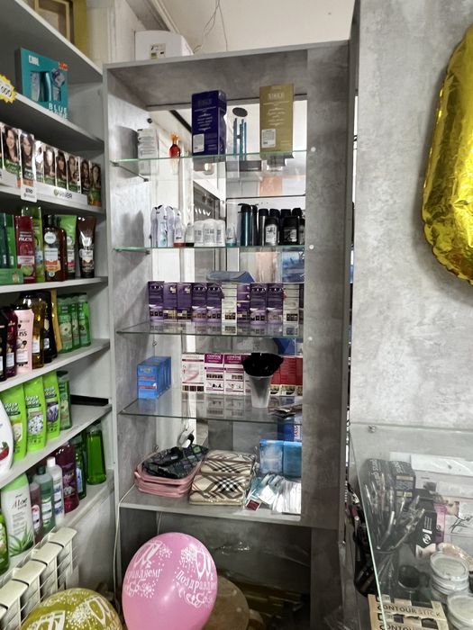 Стеллажи витрины