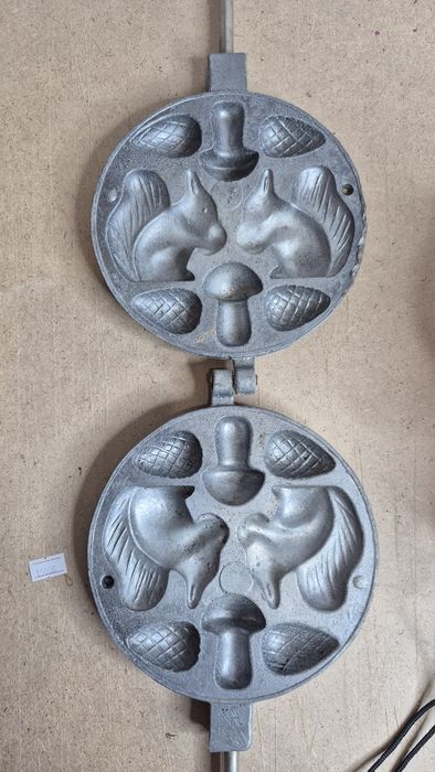 Орешницы, вафельницы, формы для леденцов.