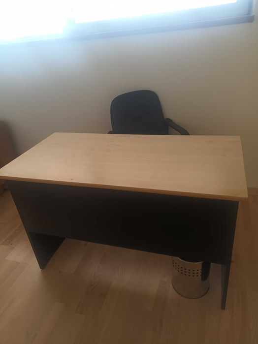 Vand 1 birou in stare buna
