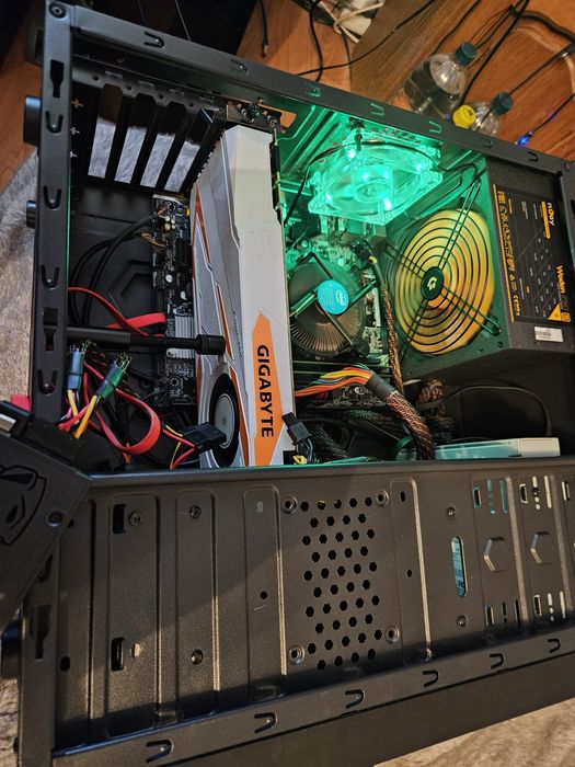 Vând unitate Pc DDR4 7400 8 gb ram placa video Gtx 1080 ti 11gb VRAM