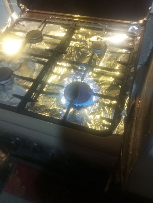 Gaz plita eski ,holati eshigi dagi oynasi singan dxopkasini eshigi ..