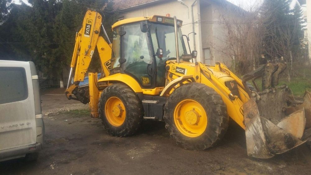 Executam deszapeziri Buldoexcavator JCB