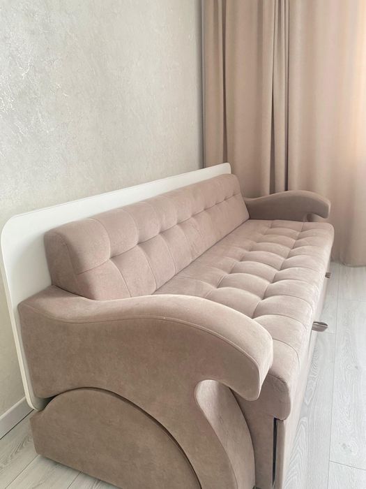 Диван и стол тайника нету раздвигается