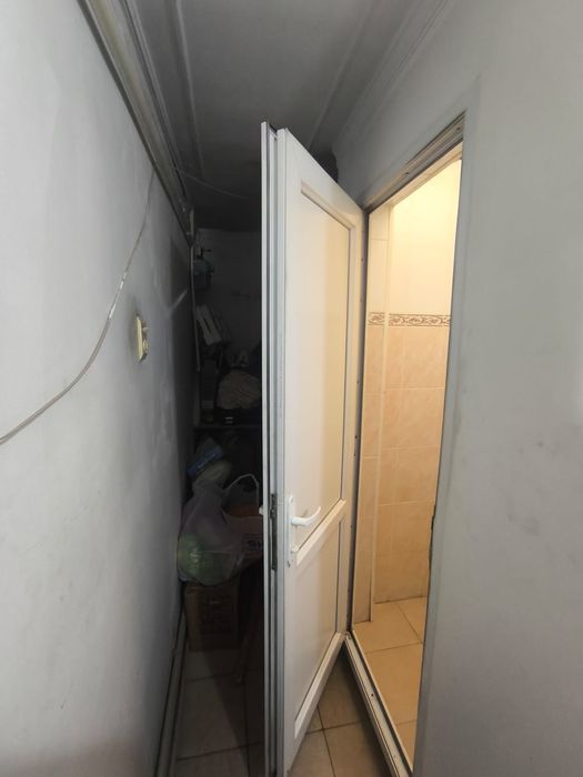 Помещении вдоль дороги