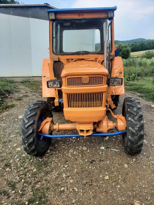 Vând  tractor u445  dt
