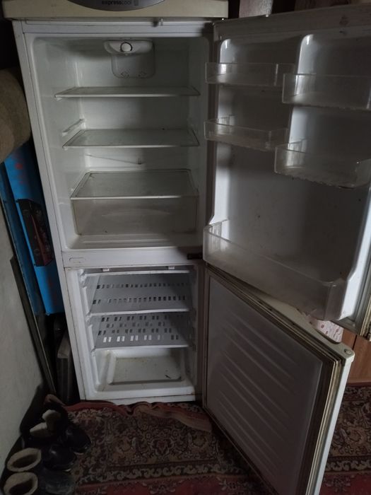 Холодильник  требует ремонта.