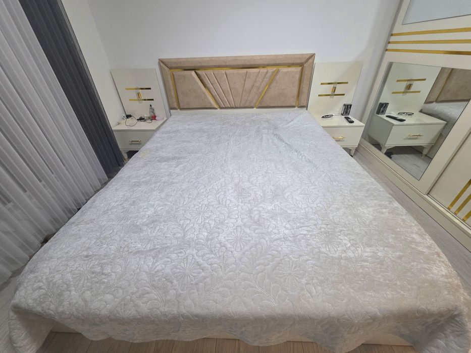 Продава се Спалня със Матрак и Нощни Шкафчета