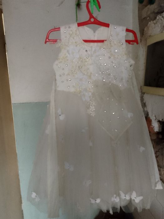 Продаётся платье девочкам на 5-6 лет