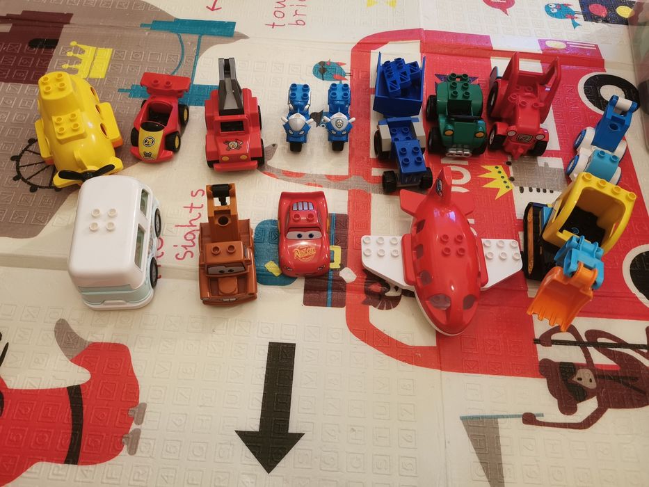 Lot lego duplo -- include masinute, multe figurine, animale, cuburi de diferite forme, placi mai mari si mai mici