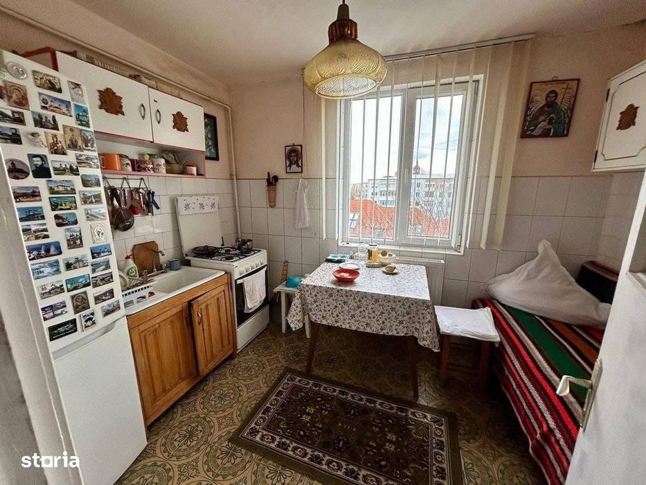 De vanzare apartament cu 3 camere, situat central,spatios,Pret: 55000e
