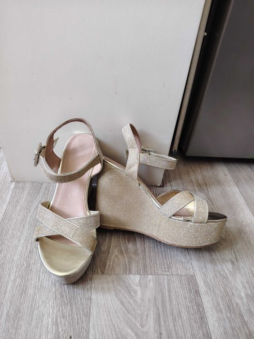 Удобни сандали на платформа